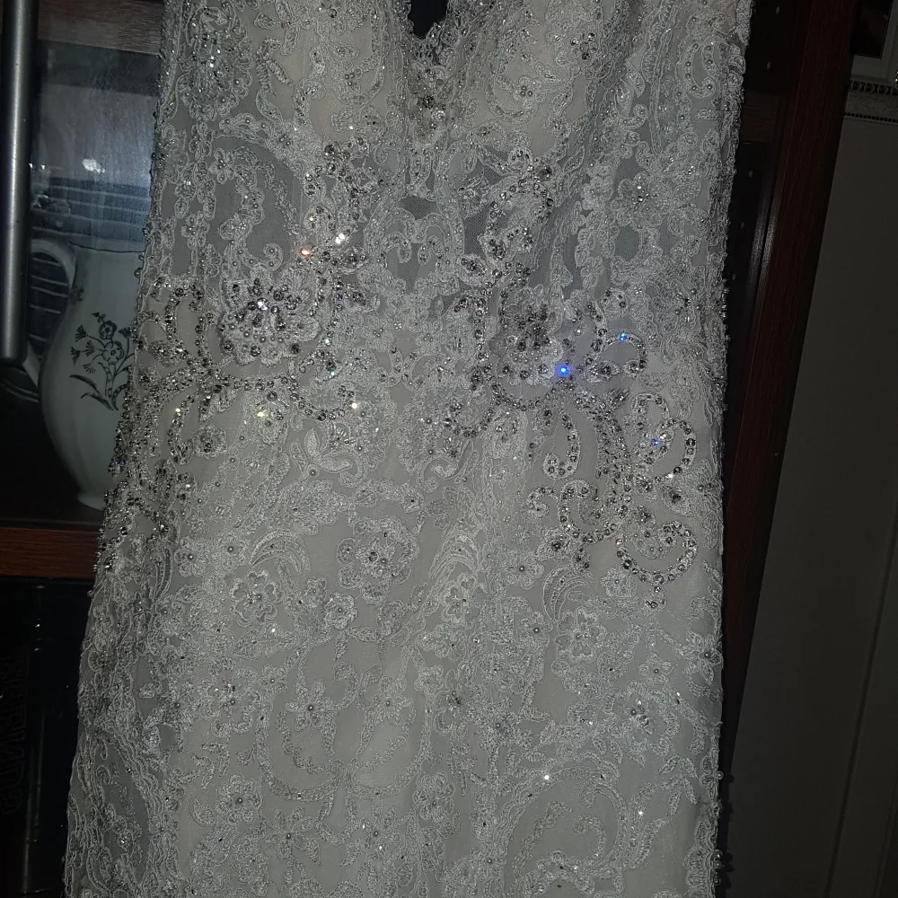 Selling my wedding dress size 37 -38S size. Used only 1 time. I bout it this year. Klänningar.