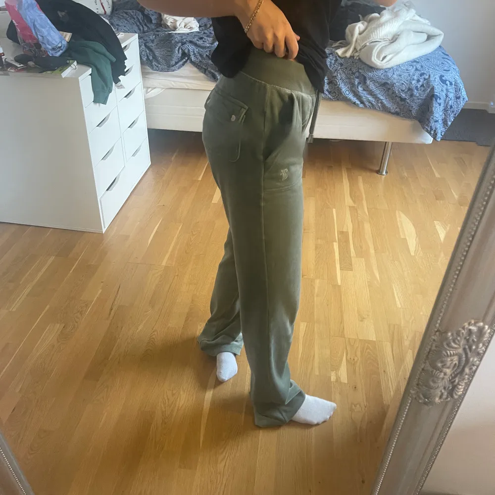 gröna juicy byxor i storlek XS, skit snygga men kommer inte till användning då jag andvöbder ett par andra mer. ❤️. Jeans & Byxor.
