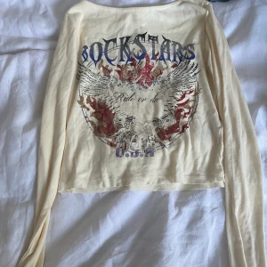 Långärmad tröja  - Jättefin långärmad tröja från Urban outfiters!! Använt ca 1-2 gånger 😋 köparen står för frakt💕💕 tröjan är i storlek M men passar S också 