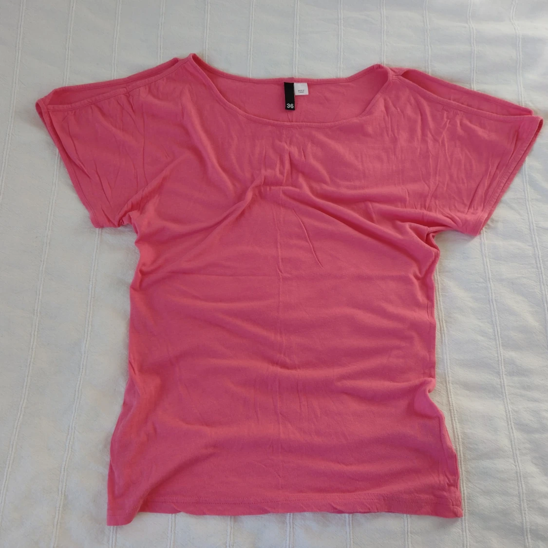 Rosa cut out y2k topp/t-shirt, storlek 36