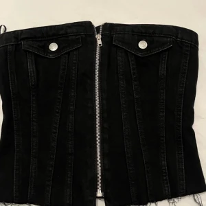 Jeans korsett - Säljer denna jeans korsett ifrån zara då den inte kommer till användning, den är i storlek M men sitter en s