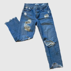 slitna jeans - blåa jeans med slitningar från pull&bear⚡️pris kan diskuteras 🌱