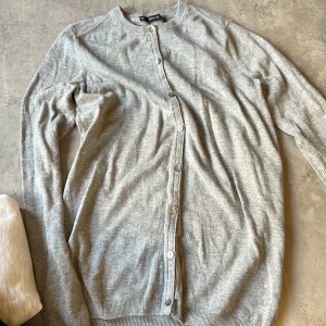 Zara kofta grå - Kofta från zara stl S