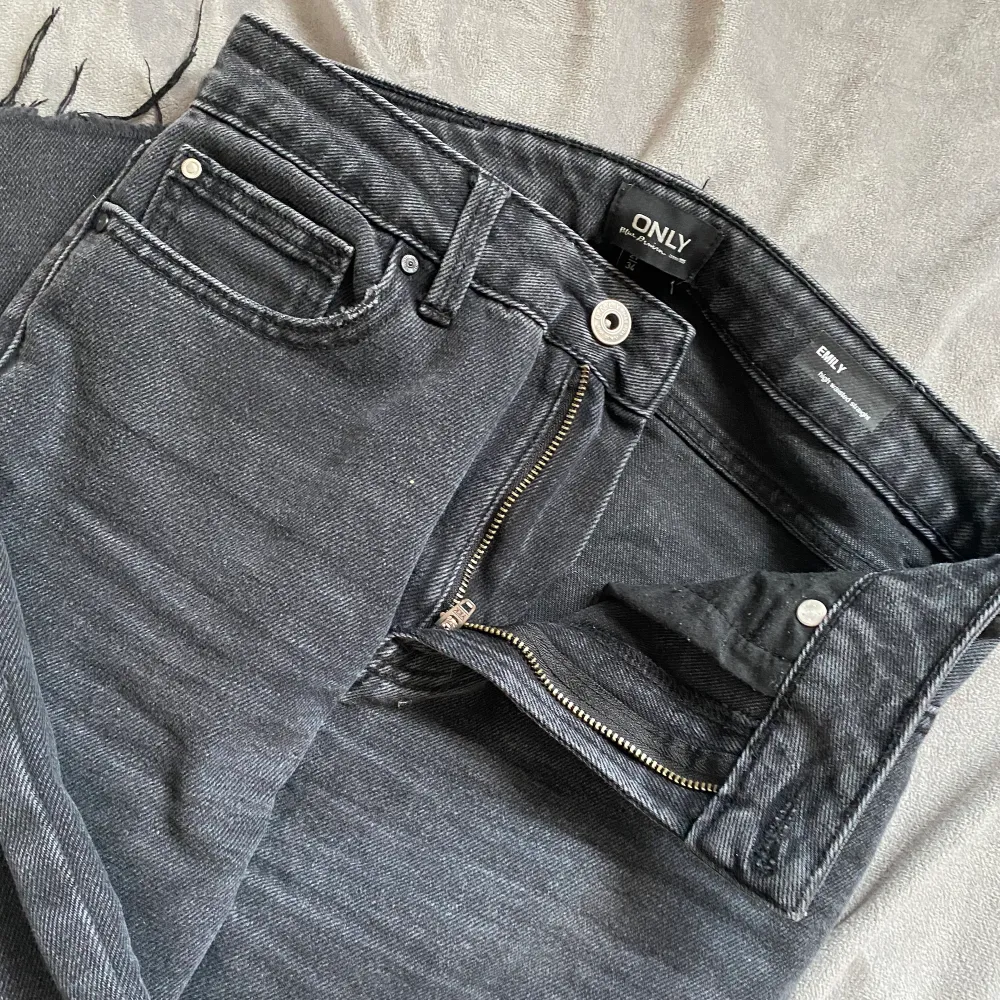 Jeans från Only, knappt använda -fint skick. Storlek 27/34, sitter bra på mig som är en S och 170cm. 🌟Köptes för 400kr. Jeans & Byxor.