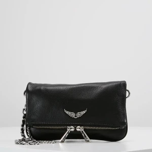 Zadig & voltaire väska - En Zadig väska i modellen Rock Nano. Säljer då jag inte använder den lika ofta längre, fler bilder kan skickas (skriv privat). Pris kan diskuteras (billigare vid snabb affär) 