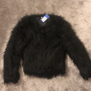 Svart pälsjacka  - Snygg fluffig pälsjacka som aldrig använts. Kontakta för mer bilder!
