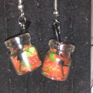 Örhängen  - Hejhej vill sälja domhära örhängen har aldrig andvänd så dom är helt nya:)