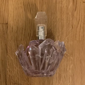 Ariana Grabde  - Säljs för den är inte till användning, den luktar super gott men har bara inte använten!