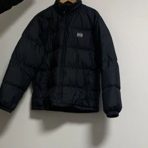 Levis jacka - Säljer en svart Levis jacka i bra skick.  Föreslå ett rimligt pris.