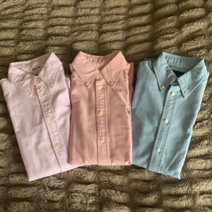 Ralph Lauren skjorta  - 3 fina Ralph Lauren skjortor i jättefint skick. Köp gärna alla 3 men det går även bra att köpa en eller två🥰 jag säljer dem pga att de inte passar mig tyvärr. Alla 3 är i storlek xs men skulle säga xs/s. 