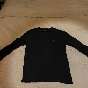 Lyle & Scott långärmad T-Shirt  - Fint skick, bra passform!