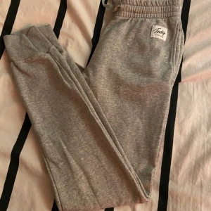 Andy mjukis byxor - En grå och en svart mjukis byxor från Andy, använd några när jag är hemma bara. Säljer då det inte kommer till användning längre. Storlek S på båda men skulle nog säga att det passar XS också, kom privat för bilder på eller frågor🤍