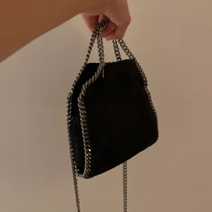 Stella Väska - Säljer nu denna så coola Stella väskan❣️❣️den köptes på Stella McCartneys hemsida för 7000kr❤️ den är väldigt bra skick och ser nästan helt oanvänd ut❣️den är perfekt till både fest och vardag då man kan ha den crossboddy och hålladen