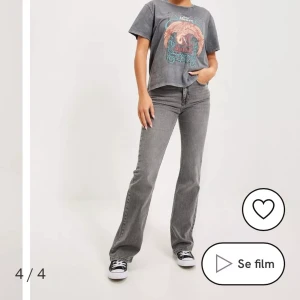 Gråa jeans- nelly - Säljer nu mina gråa super fina jeans från Nelly! Dem är använda men i gott skick. Dem är helt slutsålda. Dem är mid waist. Super snygga. Skick- 9/10 Köparen står för frakten! Kom privat för mer frågor eller bilder 💗