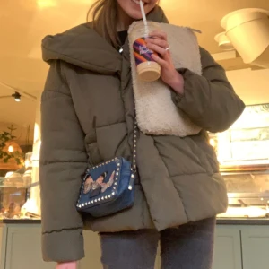 Jacka  - Nej men kolla på denna vinterjacka!!😍😍 så himla fin och varm perfekt nu när kylan smyger sig på ❤️❤️ säljer pågrund av jag ej använder den längre 