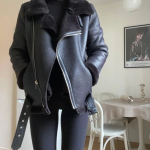 Jacka i biker/pilotmodell från zara - Knappt använd, storlek M. Väldigt varm och skön 