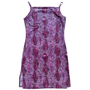 Vintage 90s Dress - !-20%!Vacker glansig vintage klänning från 90-talet i lila ormskinnsmönster!💕Skimmrande paljetter som täcker hela klänningen som blänker i ljuset! I perfekt skick! Stretchig så passar en Xs till en mindre L! Jag är 170cm lång!💋