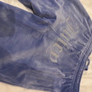 Juicy couture byxor  - Jättefina juicy byxor som är i storlek M.  Säljer pga att de inte kommer till användning. Köparen står för frakten. 