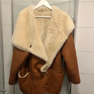 Fårskinnjacka  - Hej.   Jag säljer bort min supersnygga fårskinnjacka. Jackan har inga som helst skador/defekter på sig. Jackan är invändigt helt i fårpäls. Varm och mysig men aldrig att man svettas i den på grund av ullets temperaturreglerande egenskaper. Mvh! 