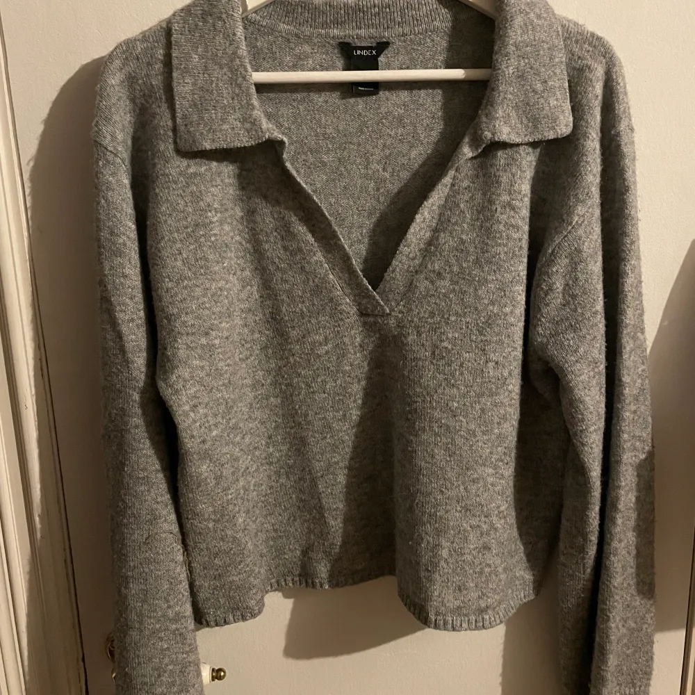 Säljer den här skit fina tröjan då den tyvär inte kommer till använding🫶🏼 grå färg me trendig urigning i strl S! Först till kvarn annars budgivning. Stickat.