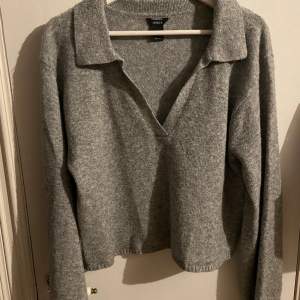 Säljer den här skit fina tröjan då den tyvär inte kommer till använding🫶🏼 grå färg me trendig urigning i strl S! Först till kvarn annars budgivning