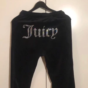 Juciy couture byxor - Jätte sköna säljer de pågrund av att de är för små,man måste buda💕