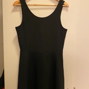 Svart klänning - Svart fin klänning från H&M  Stl. 42 men är som en M Ny skick, oanvänd