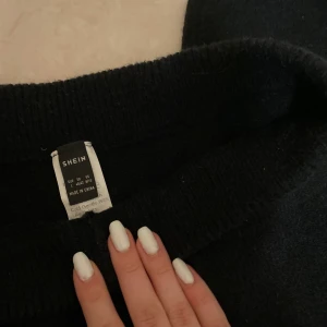 stickade byxor  - stickade byxor från shein i storlek l men jag skulle säga att de är som en s, byxorna har fick fram till och inte baktil 