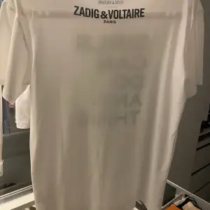 Säljer min Zadig Voltaire T-shirt köpt i Hollywood Boulevard. Det är storlek XS men passar mig som vanligt har S (sitter pösigt). Skriv för fler bilder 💖