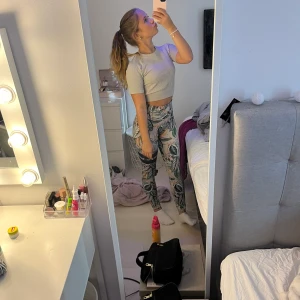 Stronger set - Superfint strongerset från stronges hemsida.  Inga fläckar hål eller slitage.  Tröjan ny kostar 400 Byxor ny kostar 800  Det går att köpa setet separat pris får diskuteras🫶🏻  TRYCK EJ PÅ KÖP NU