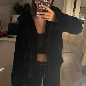 Päls jacka - Säljee nu denna mysiga päls jackan från NAKD, storlek 34, bra skick, säljer för 100kr + frakt då den inte kommer till användning 👌🏻