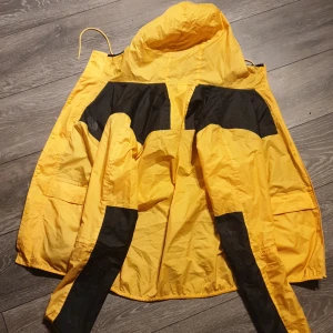 North face regnjacka - Nort face regnjacka, loggan har trillat av i tvätten men det går nog o fixa nytt klistermärke, och dragkedjan är sönder