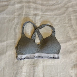 Bh - Grå Calvin Klein bh i storlek M