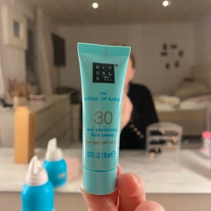 Solkräm för ansiktet - En liten söt från rituals. Bra att ha under sminket för att skydda mot solens uv strålar ☀️⛅️ (använt 1 gång o frakten kommer antagligen inte bli 29)