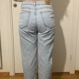 Ett par ljusblåa håliga jeans som är köpta utomlands i en butik som heter Zoe. Sitter superbra och är jättebekväma. Mycket bra skick, knappt använda. Storlek står inte men skulle säga xs/S