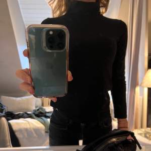 Svart polokrage tröja i superskönt material!!! 💕 Storlek s, ifrån PIECES💕 ”Det är spegeln som är dammig”