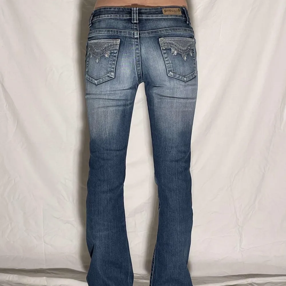 KONTAKTA INSTAGRAM @lwjeans.uf VID INTRESSE Jeans 007❤️‍🔥 Märke: SeYoo Storlek: Large Midjemått: 80 cm Innerbenslängd: 81 cm  Modellen är W29 EUR38 och 165 cm lång. Jeans & Byxor.