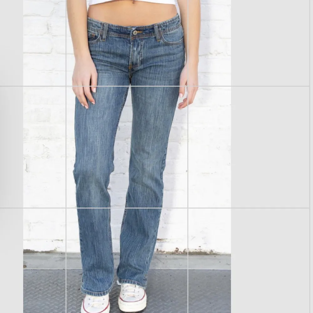 Fina jeans från Brandy Melville, knappt använd, nypris 400. Skriv privat för fler bilder. Använd ej köp nu💓. Jeans & Byxor.
