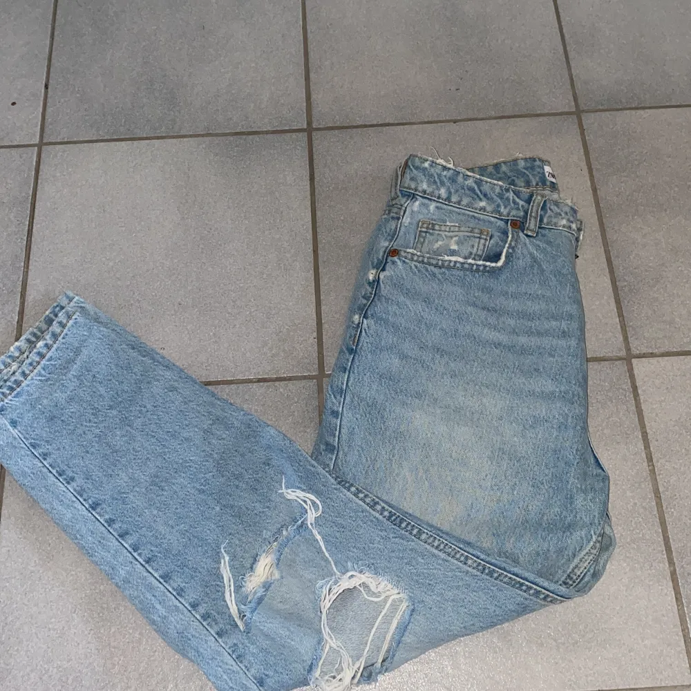 Jeans från zara i storlek 38❤️de sitter bra på och är väldigt sköna plus att de har snygga hål i sig💕Jag fick de av min syster men har bara använt en gång så jag säljer dem! Nypris ungefär 399kr.. Jeans & Byxor.