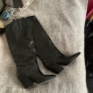 Cowboyboots - Snygga cowboyboots från H&M som är i perfekt skick. De är endast använda en gång. De är tyvärr för stora för mig och behöver en ny ägare 🥹