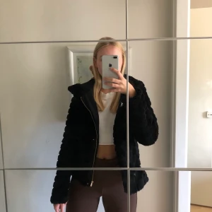 Svart jacka  - En jättefin svart jacka från vila i storlek S. Har använt den en del men fortfarande som ny inprincip. Köpt för längesen. Väldigt mysig med stor luva