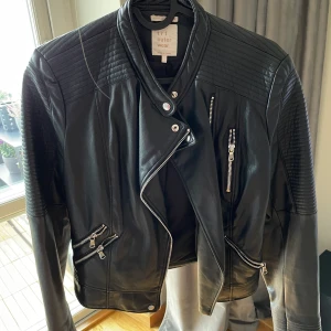 Zara biker jacka i skinnimitation - Biker jacka i skinnimitation •Storlek: M •Märke: Zara •Det finns en liten defekt(se bild) men det går att dölja med halsduk till exempel. Förutom det är i jättebra skick •Pris: 100 kr 🚫Djurfritt och rökfritt hem  📍Kan mötes upp i Mölnlycke  📬Kan skickas 