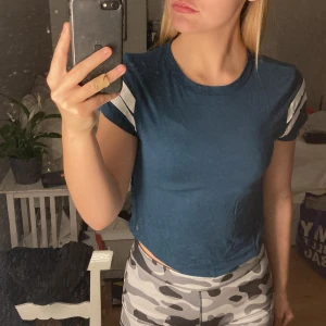 Hm  - Säljer en tunn kroppad tröja från HM, lagom skrynklig på bild men sitter väldigt bra på den som har S i storlek. 