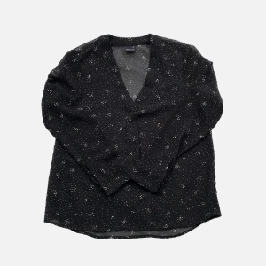 Gina blus - Blus från Gina Tricot i strl 34 o nyskick ❤️‍🔥 Mönstret består av röda och vita prickar 🥰 Fraktas spårbart för 29 kr!