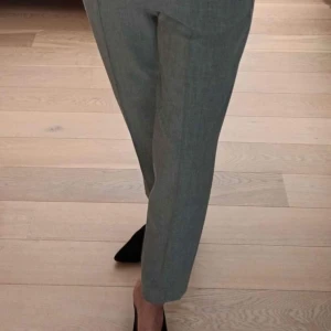 Filippa K byxa - Ljusgrå Filippa K byxa storlek M men upplevs snarare som S-M. Viskos/polyester/elastan. Nyskick.