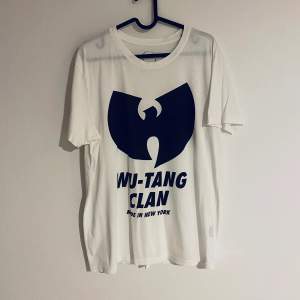 T-shirt med Wu-tang clan tryck. Luftigt och svalt material. Inga fel. Storlek M för män och storlek L för tjejer. 