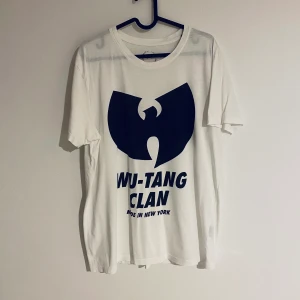 T-shirt med Wu-tang clan tryck.  - T-shirt med Wu-tang clan tryck. Luftigt och svalt material. Inga fel. Storlek M för män och storlek L för tjejer. 