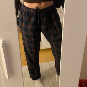 Pyjamasbyxor  - Pyjamasbyxor i flanell från H&M. Är i storlek L i herrstorlek så sitter lite oversized. Jag på bilden är 175 och har storlek S❤️