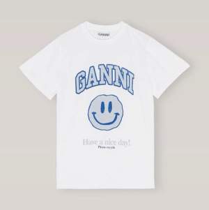 💓Öppen för byte! Superfin Ganni T-shirt som inte går att köpa längre. ÄLSKAR den men har ingen användning av den längre. Har en liten mörk prick men det går helt bort i tvätten. Köpte för 900 säljer för 500💓