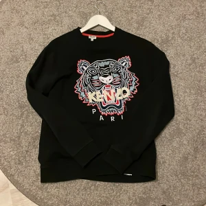Kenzo tröja - Kenzo tröja i storlek M. Använd men i bra skick. Frakt ingår i priset på denna